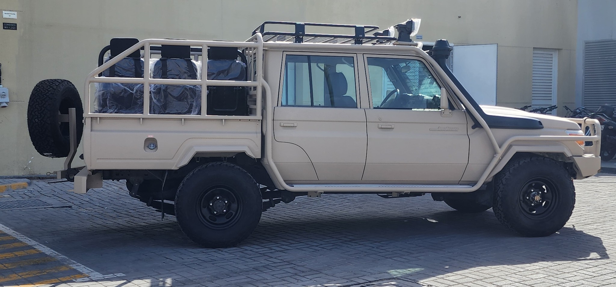 Toyota Land Cruiser 79 – Roll Cage Version