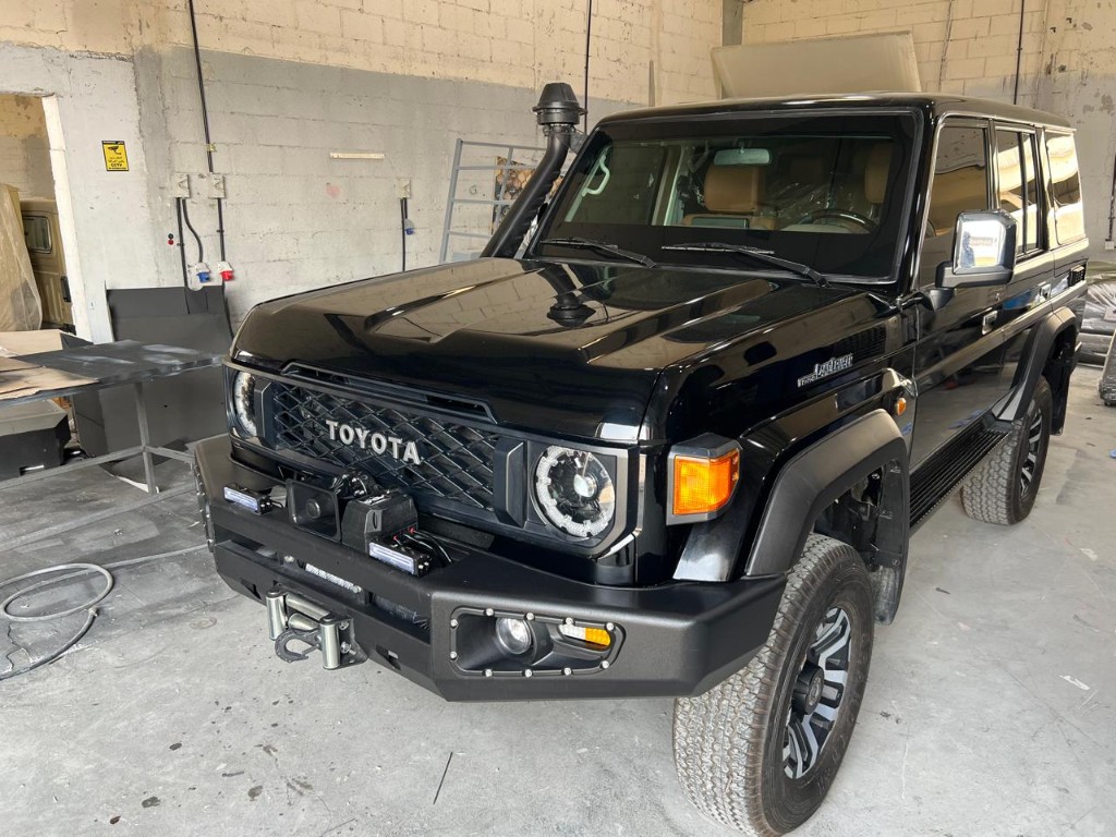 Toyota Land Cruiser 76 Hardtop thumb 2