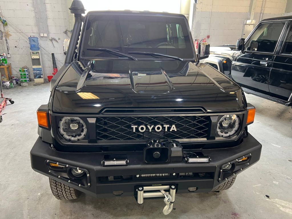 Toyota Land Cruiser 76 Hardtop thumb 5