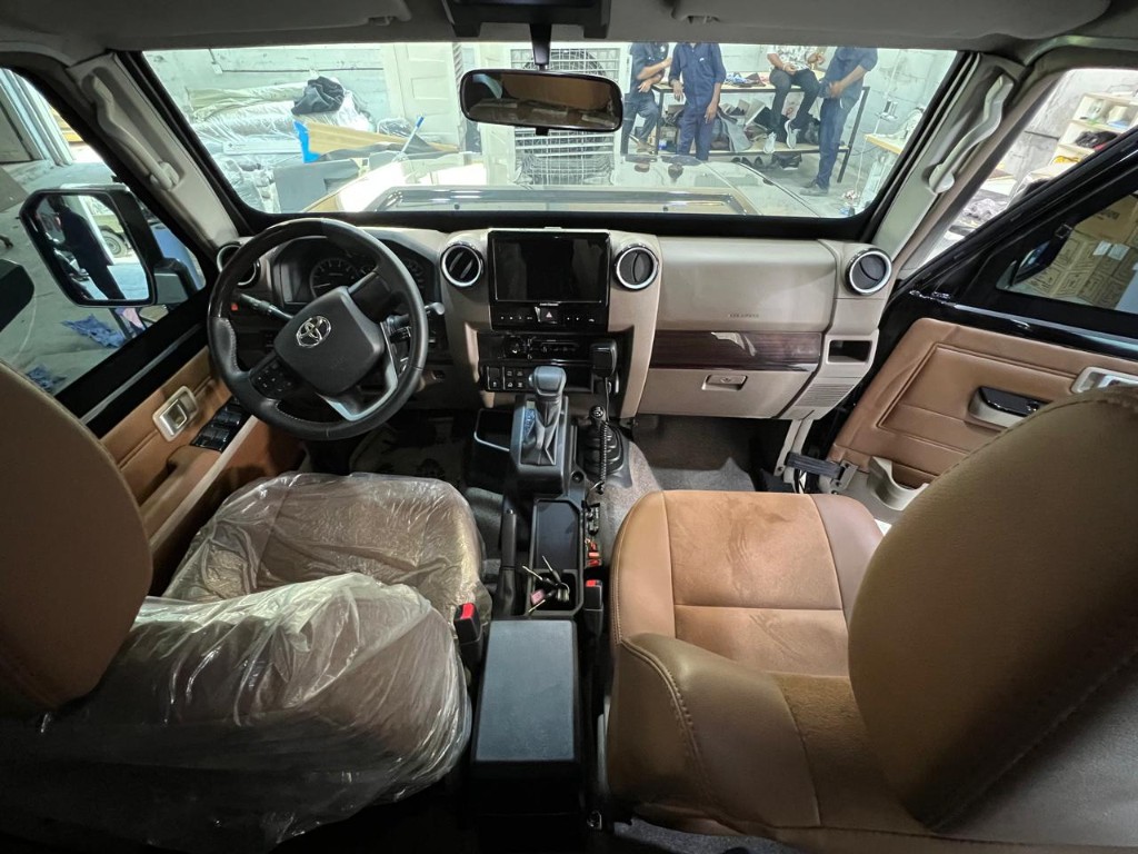 Toyota Land Cruiser 76 Hardtop thumb 6