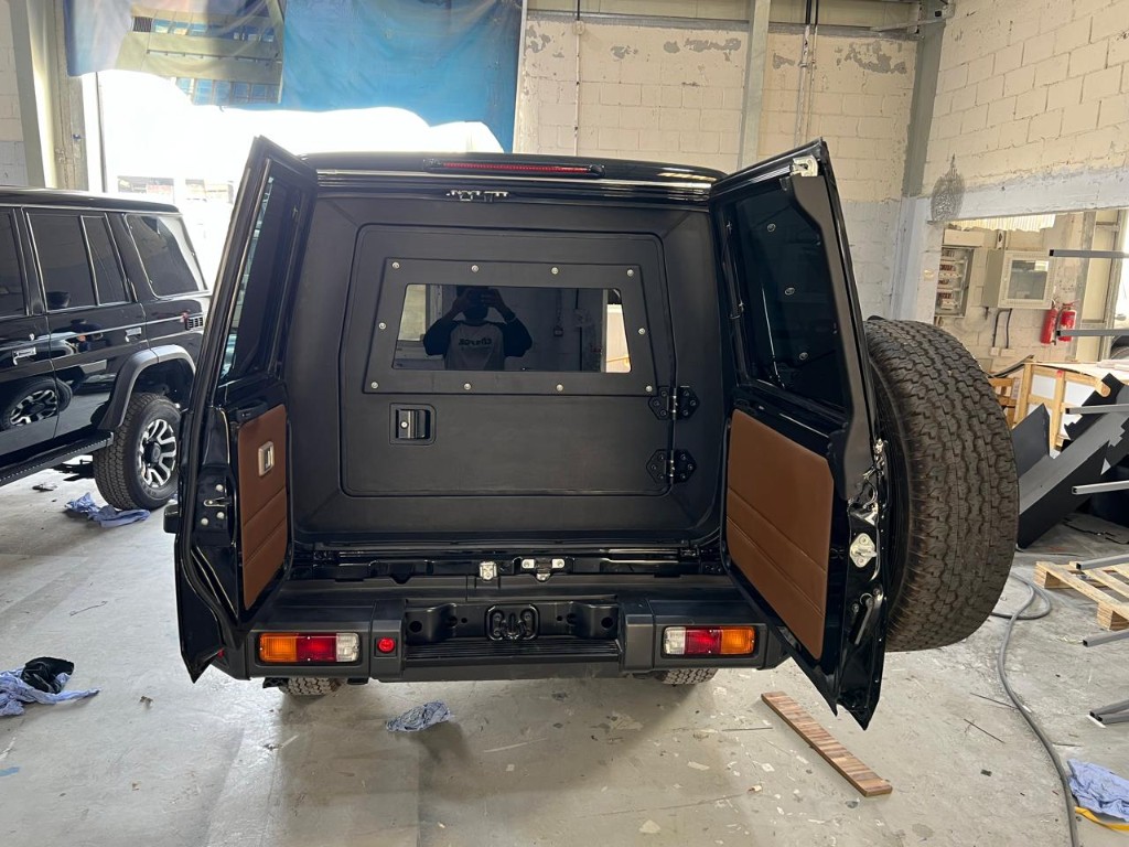 Toyota Land Cruiser 76 Hardtop thumb 8