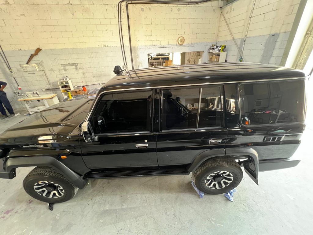 Toyota Land Cruiser 76 Hardtop thumb 9