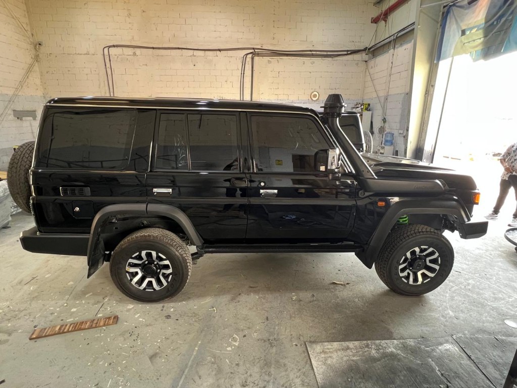 Toyota Land Cruiser 76 Hardtop thumb 10