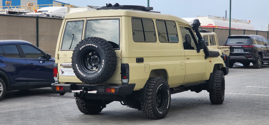 Toyota Land Cruiser 78 Hardtop thumb 3